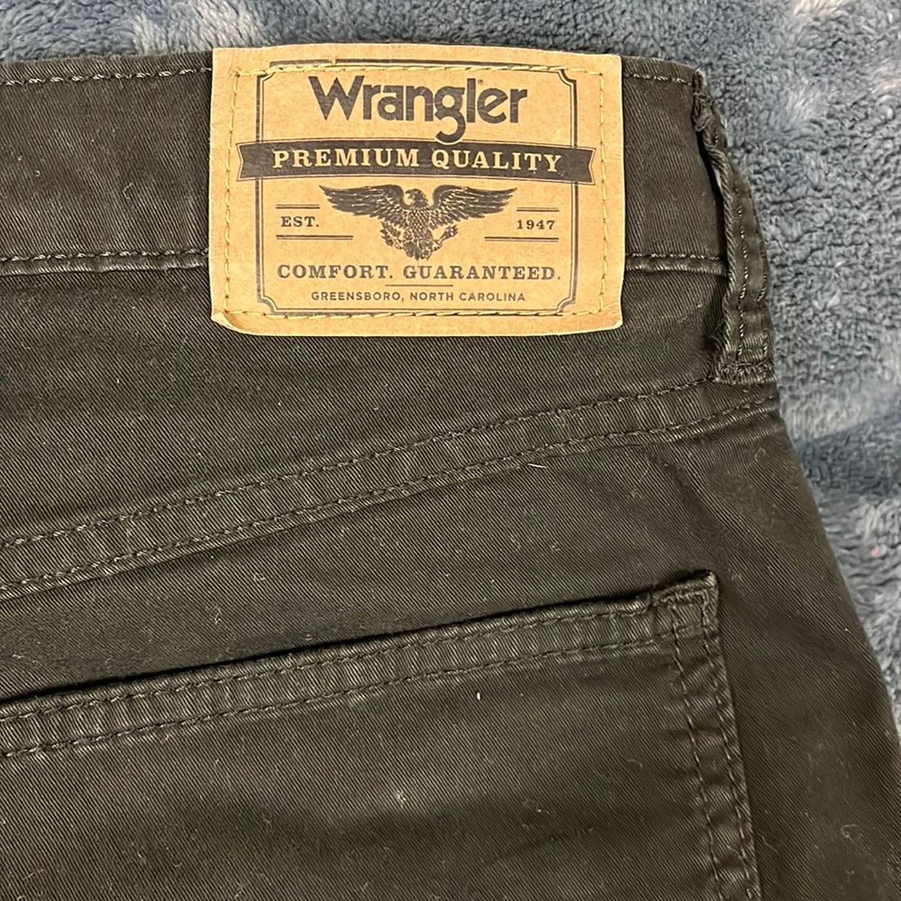 {32 x 30} Wrangler Straight Fit Jeans